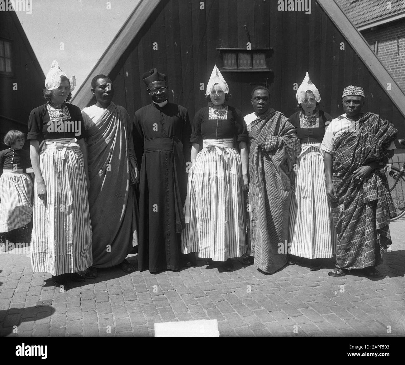 Afrikanische Priester in Volendam Datum: 11. Juni 1950 Ort: Noord-Holland, Volendam Schlüsselwörter: Klerus, Kostüm Stockfoto