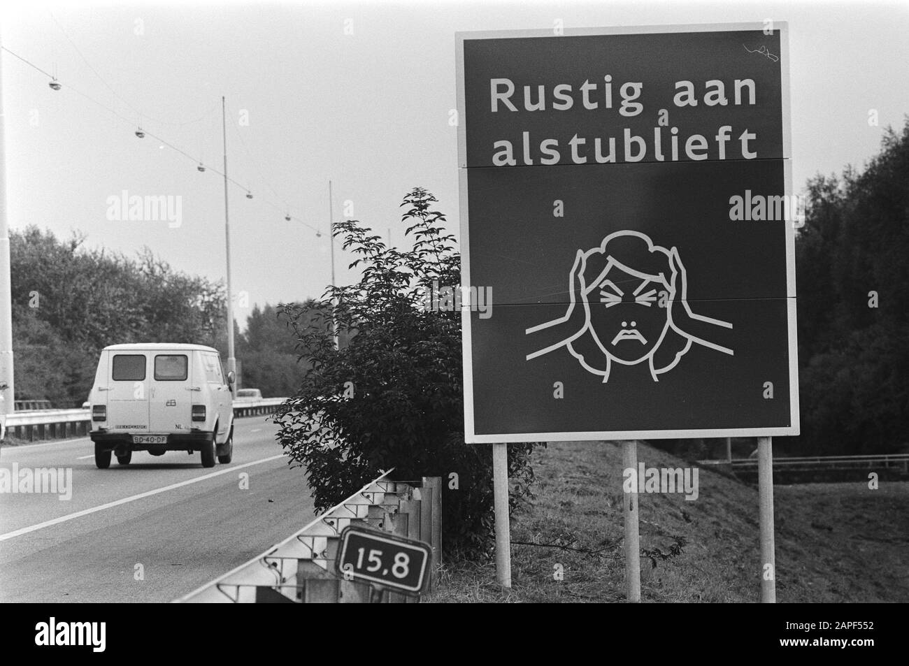 Hinweisschilder gegen Lärm am Rijkweg 9 bei Badhoevedorp Beschreibung: Schild mit der Aufschrift Quiet aan bitte Datum: 12. Oktober 1982 Ort: Badhoevedorp, Noord-Holland Schlüsselwörter: Schilder, Soundshinder, Staatsstraßen Stockfoto