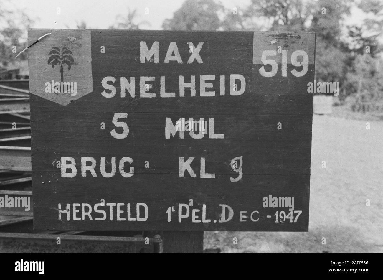 X Genie Veldcie to Tjikampek - Wadas Beschreibung: Platte mit Aufschrift Max Speed 5 Meilen Brücke KL 9 wiederhergestellt 1. Pel. Dez. 1947 Datum: 20. Dezember 1947 Ort: Cikampek, Indonesien, Niederländisch-Ostindien, Wadas Stockfoto