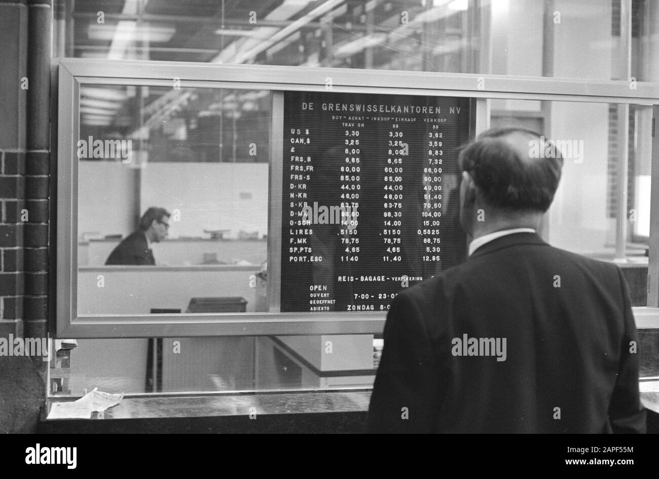 Fünfter Tag des freien, schwimmenden Satzes der Deutschen Mark und des Guldens Beschreibung: Bord mit Zitaten am Grenzwechselamt in der Zentrale in Amsterdam Datum: 10. Mai 1971 Ort: Amsterdam, Noord-Holland Schlüsselwörter: Schilder, Zitate, Wechselstuben Stockfoto