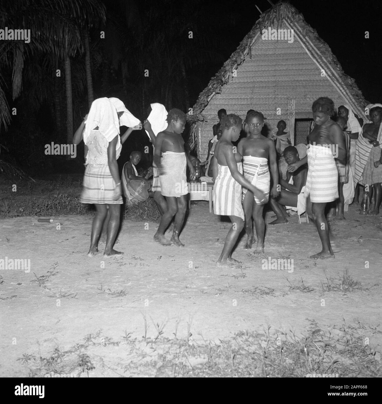 Reisen nach Suriname und die niederländischen Antillen Beschreibung: Wald Kreolfrauen in der Nacht Awasadans Datum: 1947 Ort: Suriname Schlüsselwörter: Wald Kreole, Tänze, indigene Bevölkerung, Frauen Stockfoto