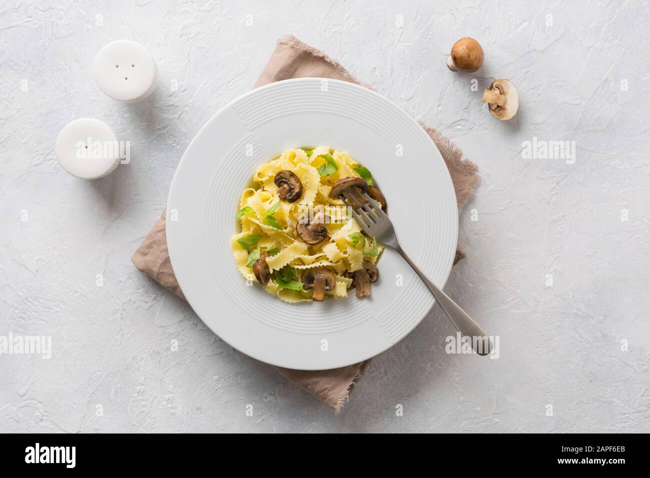 Spaghetti reginelle Pasta mit Pilzen auf Weiß. Lecker gesund essen. Blick von oben. Stockfoto
