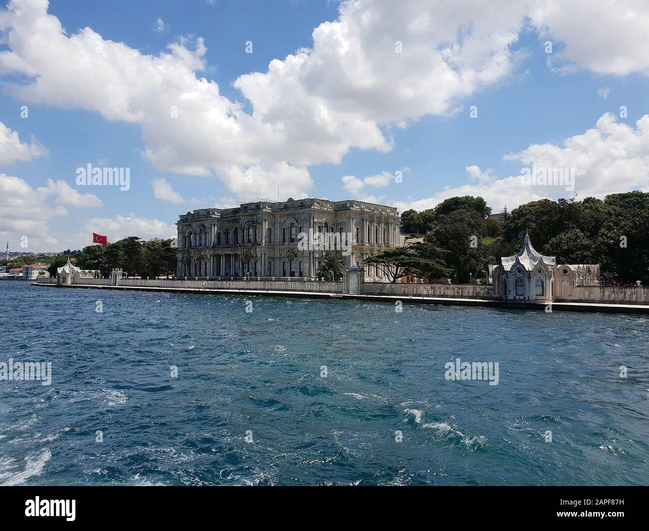 Blick auf den Beylerbeyi-Palast vom Flussboot, Istanbul, Türkei Stockfoto