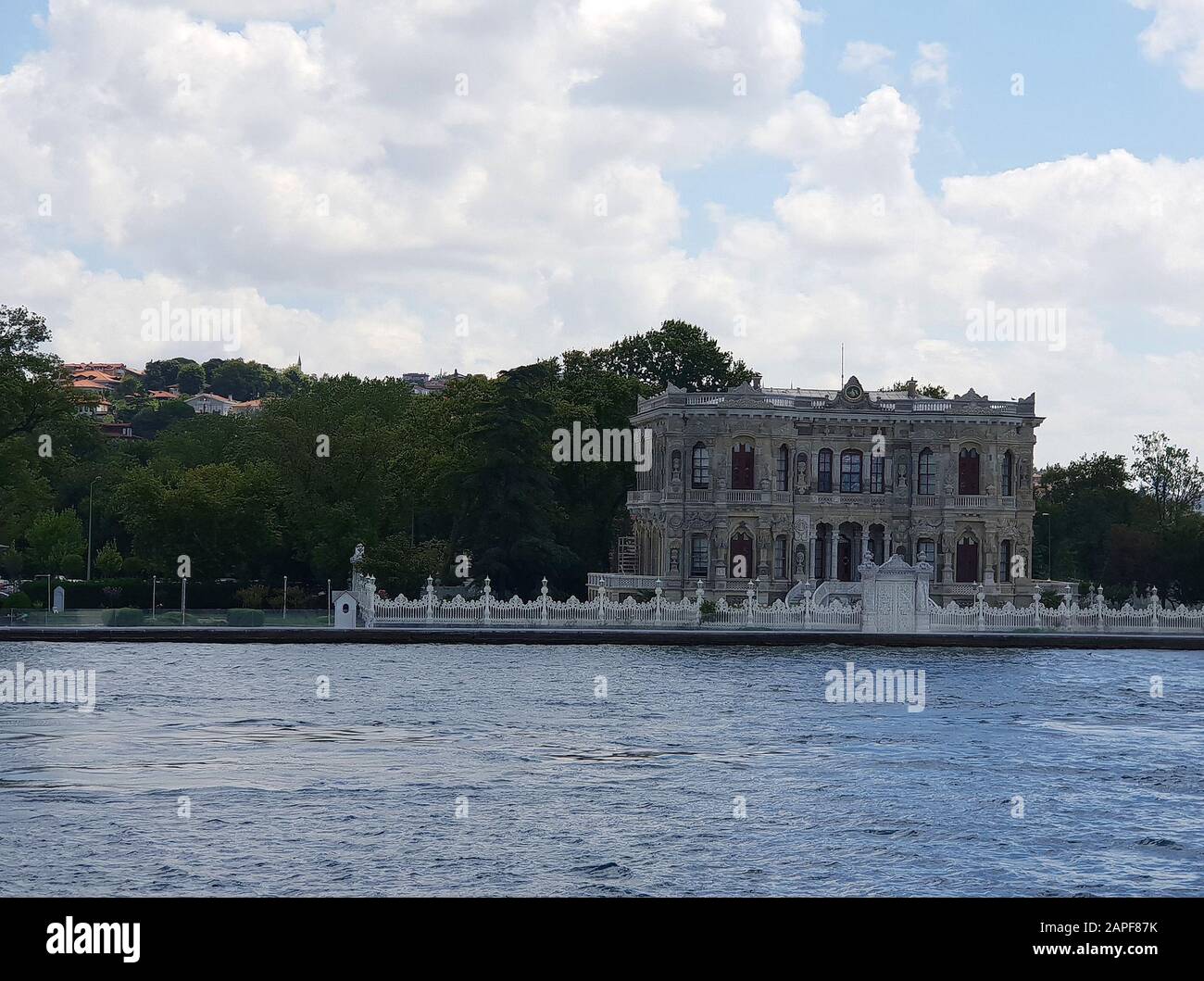 Blick auf den Küçüksu-Palast vom Flussboot aus, Istanbul, Türkei Stockfoto