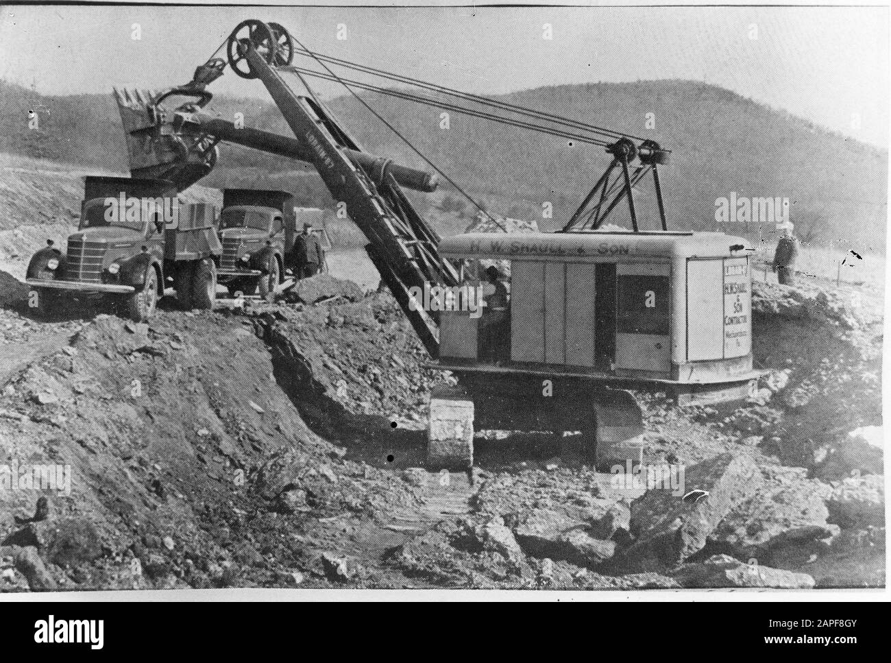 6.5x9 Maschinenschaufel (Bagger) Datum: Undatierte Schlüsselwörter: Kräne Stockfoto