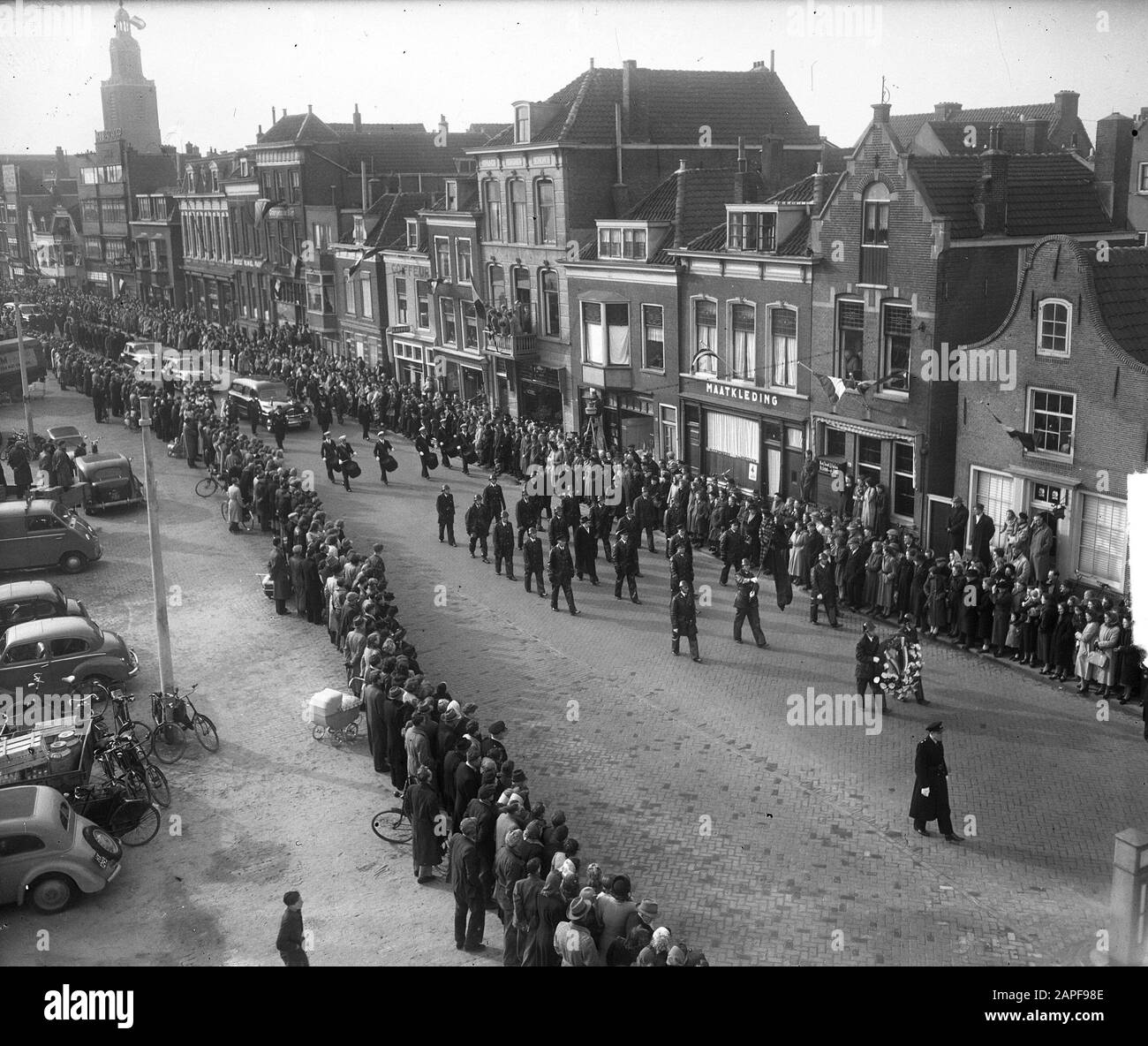 Beerdigung fünf Feuerwehrleute in Vlaardingen Datum: 13. Februar 1951 Ort: Vlaardingen, Zuid-Holland Stichwörter: Beerdigungen, Feuerwehrleute Stockfoto