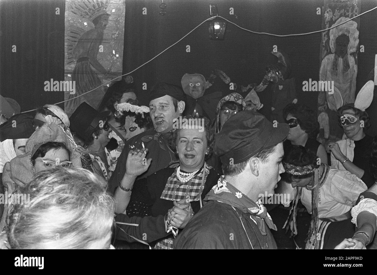 Niederländische Amsterdammers, Karnevalsfeier auf der Gildehuys in Amsterdam, Karnevalsfeier am Bierdatum: 19. februar 1963 Ort: Amsterdam, Noord-Holland Schlüsselwörter: Karnevalsfeiern Stockfoto