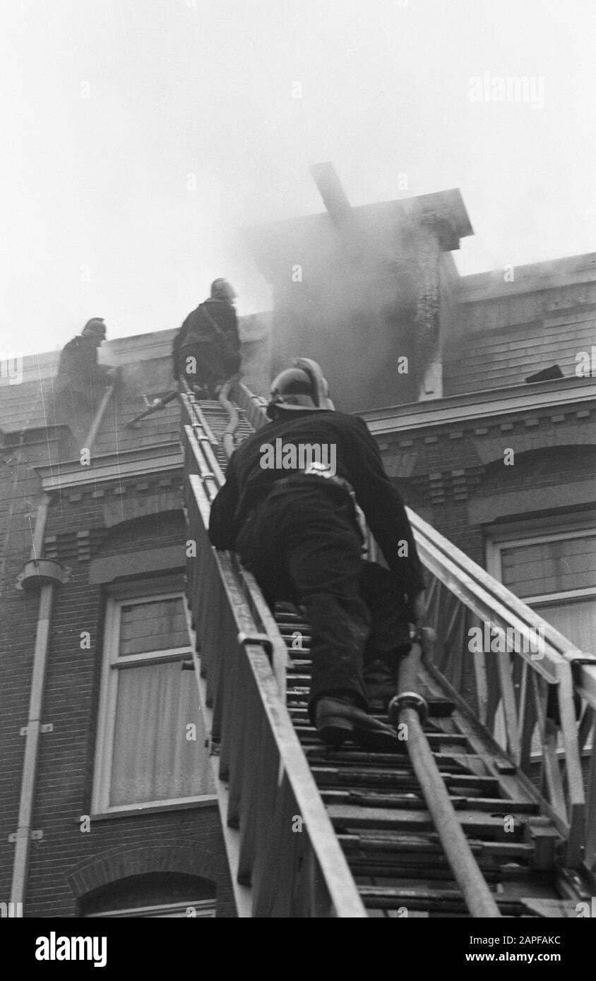 Feuer in der Javastraat. Feuerwehr steigt Leiter Datum: 29. Dezember 1961 Schlagwörter: Feuer, Feuer Stockfoto