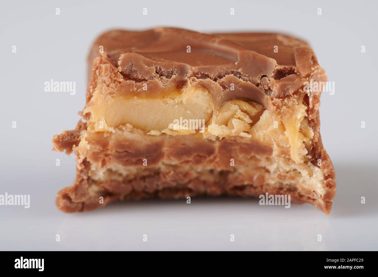Biss of Candy Bar Makro isoliert auf weißem Hintergrund Stockfoto