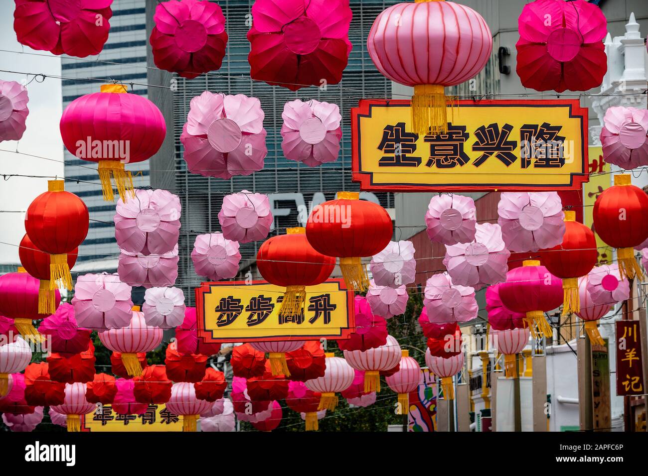 Laternen über der Straße in Chinatown in Singapur Stockfoto
