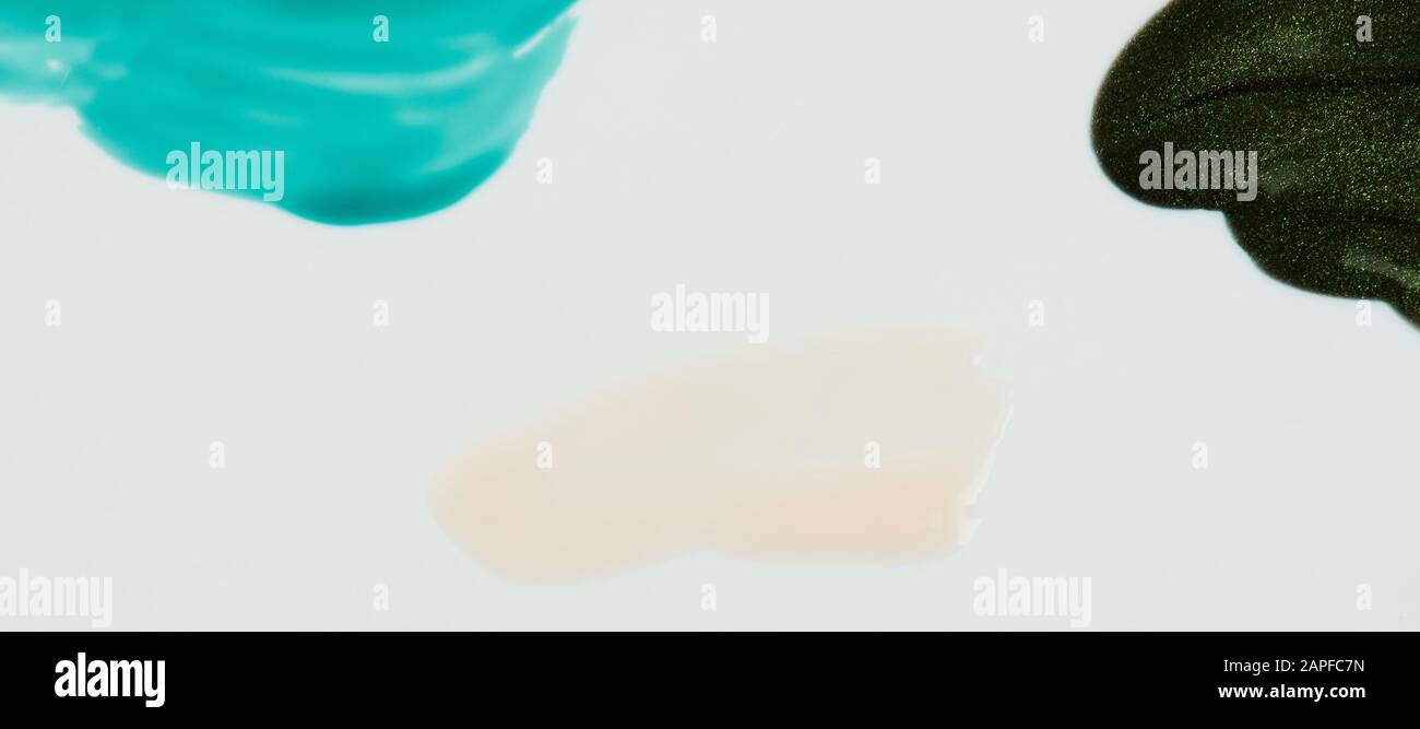 Farblich klarer, brauner Farbstrich isoliert auf weißem Hintergrund, Nahansicht Stockfoto