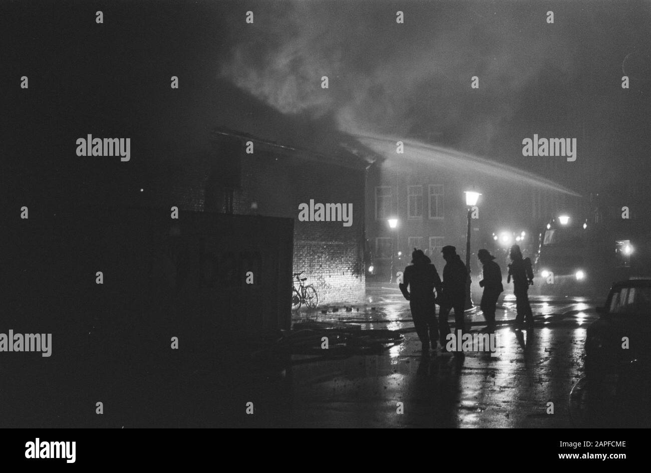Marke Tjoklatfabriek in Amsterdam, Standort: Schinkelkade 64 (hoek Vaartstraat) Datum: 24. März 1979 Standort: Amsterdam, Noord-Holland Schlüsselwörter: Feuer, Feuerwehr, Schokolade, Fabriken Stockfoto
