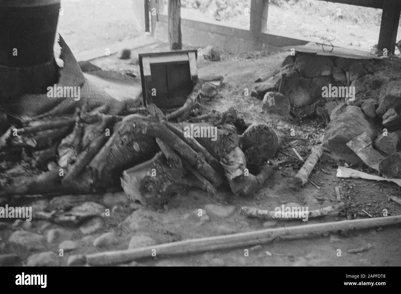 Brastagi. Bei ihrer Ankunft in Brastagi machten unsere Truppen einen lauteren Fund. In einem Massengrabmal wurden 18 verstümmelte Körper gefunden. Anderswo im Dorf wurden 40 schreckliche verstümmelte Leichen anderer Opfer des TNI-Datums gefunden: 22. August 1947 Ort: Indonesien, Niederländische Ostindien Stockfoto