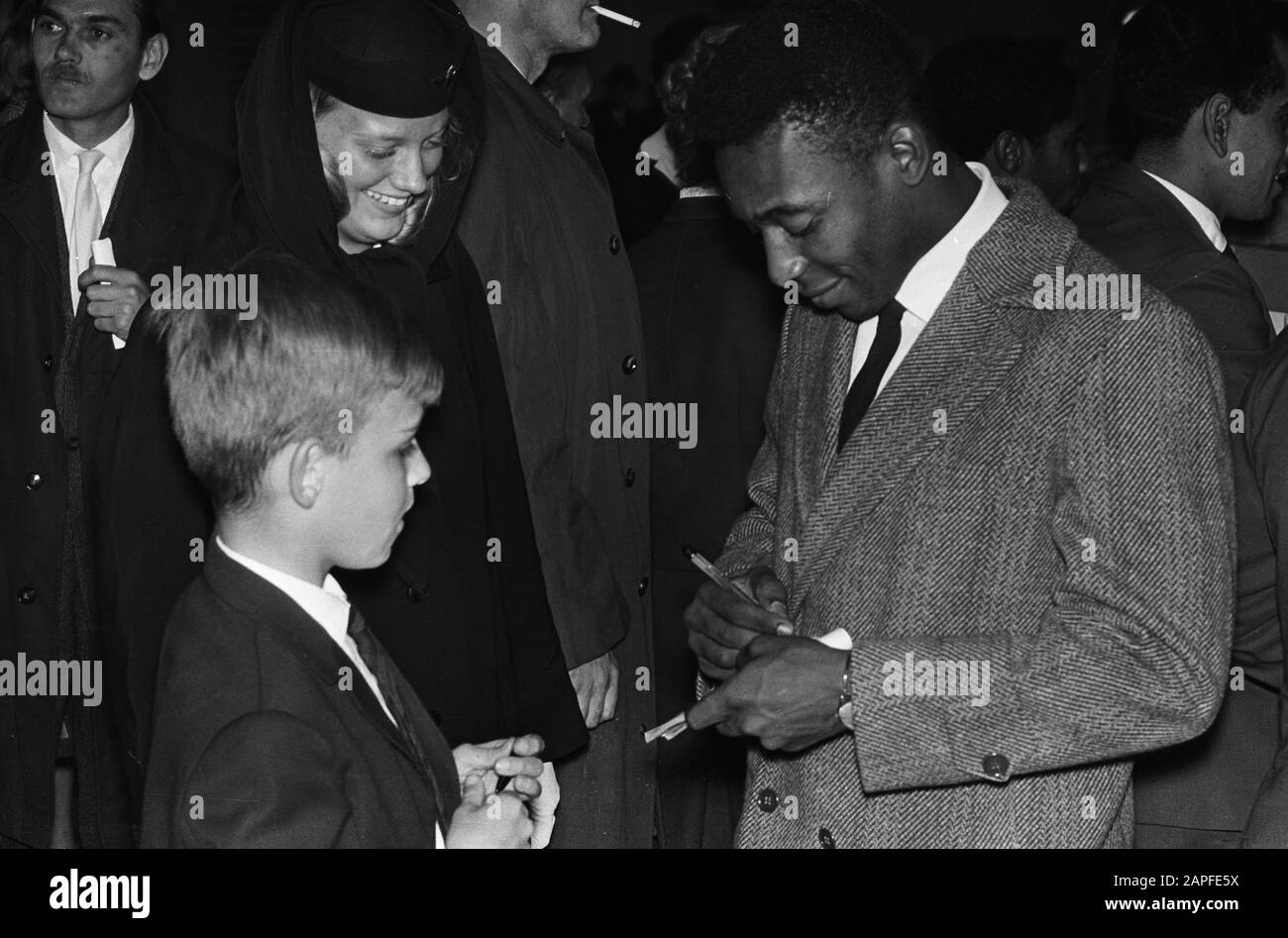 Die brasilianische Fußballmannschaft aus Paris traf auf Schiphol ein. Pele verteilte Handzeichnungen an seine Fans Datum: 29. april 1963 Ort: Noord-Holland, Schiphol Schlüsselwörter: Fans, Fußball, Teams, Sport Stockfoto