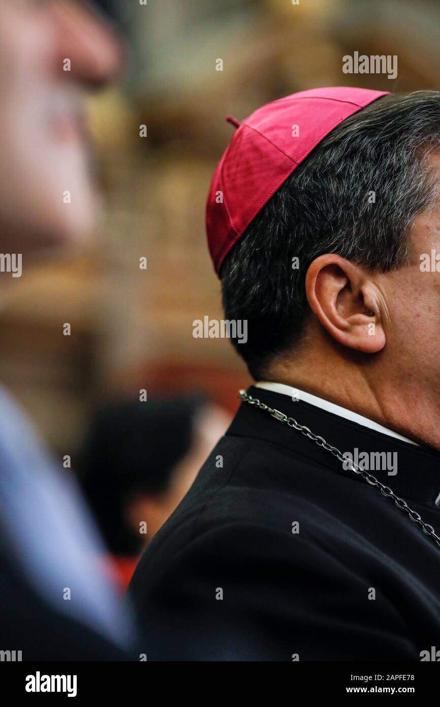 Details mit Zucchetto - eine kleine, hemisphärische, formpassende kirchliche Skullkappe, die von Klerikern verschiedener katholischer Kirchen an der Spitze eines getragen wird Stockfoto