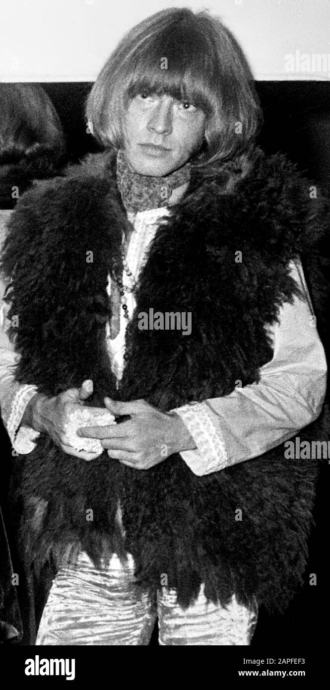 Brian Jones von Den Rolling Stones bei Concertgebouw in Amsterdam, 1. September 1967. Dies ist eine detailgetreue und retuschierte Version des Originalbildes aus dem Landesarchiv. Es wurde während eines Treffens mit Maharish Makesh Yogi eingenommen. Brian Jones von den Rolling Stones im Concertgebouw in Amsterdam, 1. September 1967. Es handelt sich um ein Detail und eine umarbeitete Version des Originalfotos aus dem Nationaal Archief. Es wurde während einer Begegnung mit Maharish Makesh Yogi aufgezeichnet; Stockfoto