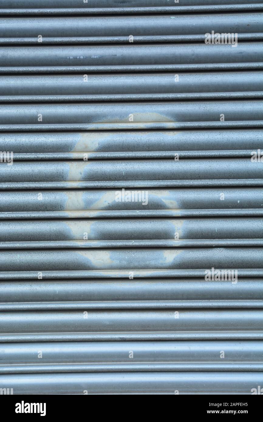 Eine Hausnummer Tafel, die die Zahl sechs zeigt (6) Stockfoto