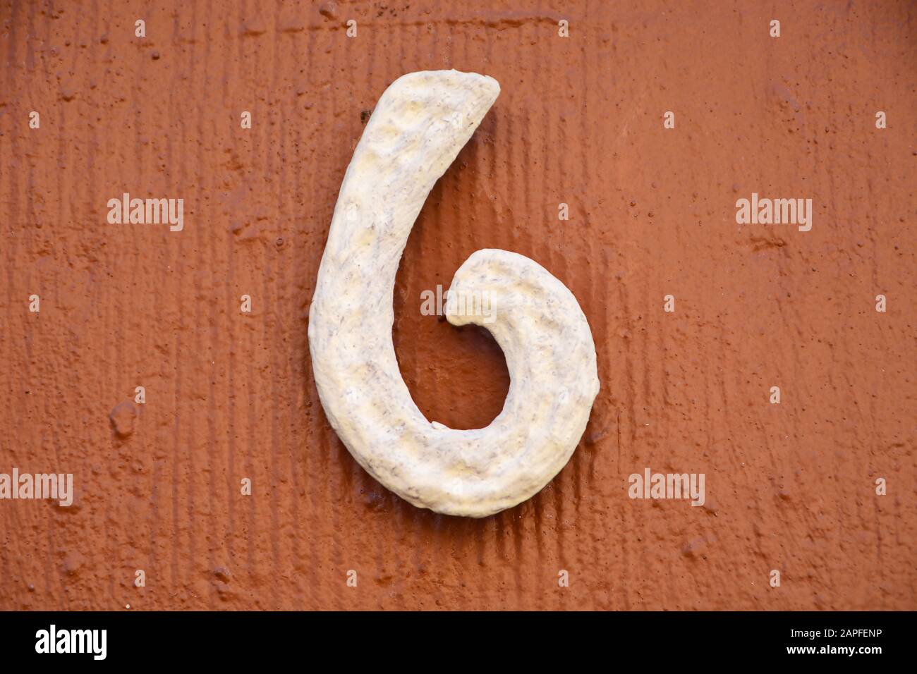 Eine Hausnummer Tafel, die die Zahl sechs zeigt (6) Stockfoto