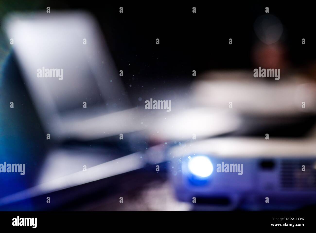 Geringe Schärfentiefe (selektiver Fokus) mit Details von Staubflecken im Licht eines Projektors Stockfoto