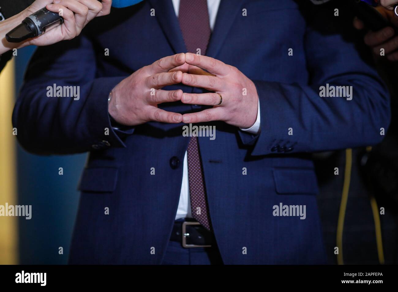 Details mit den Händen eines Politikers während einer Pressekonferenz Stockfoto