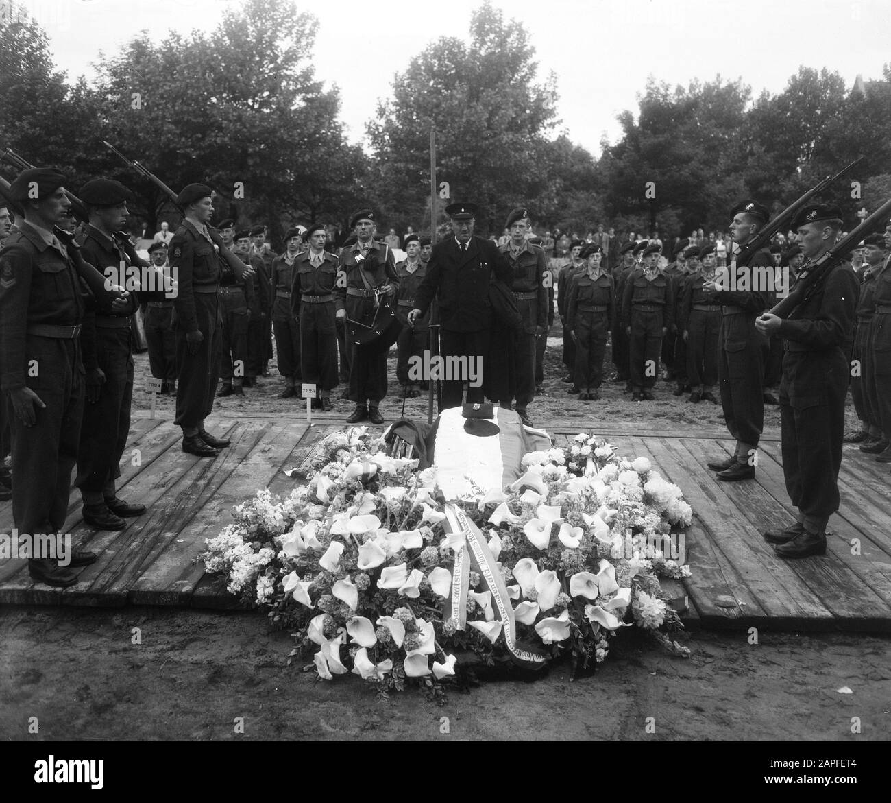 Bestattung Marine Eerste Klasse Van Dijk in Rotterdam Datum: 23. Juni 1951 Ort: Rotterdam, Zuid-Holland Stichwörter: Beerdigungen Stockfoto