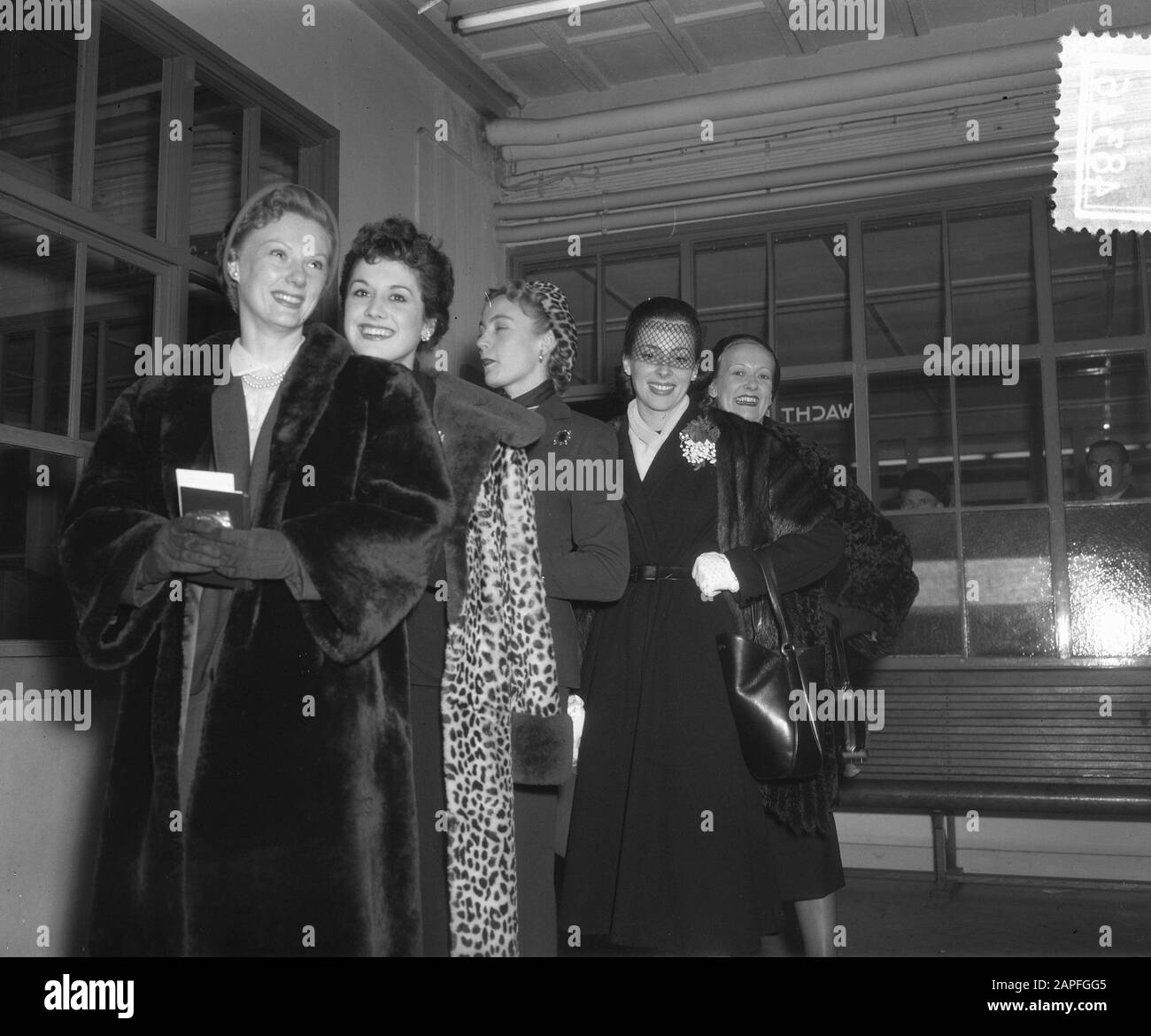 Ankunft English Mannequins am Schiphol Datum: 2. November 1951 Ort: Amsterdam, Noord-Holland Schlüsselwörter: Ankunft, MANNEQUINS Institutionenname: Schiphol Stockfoto