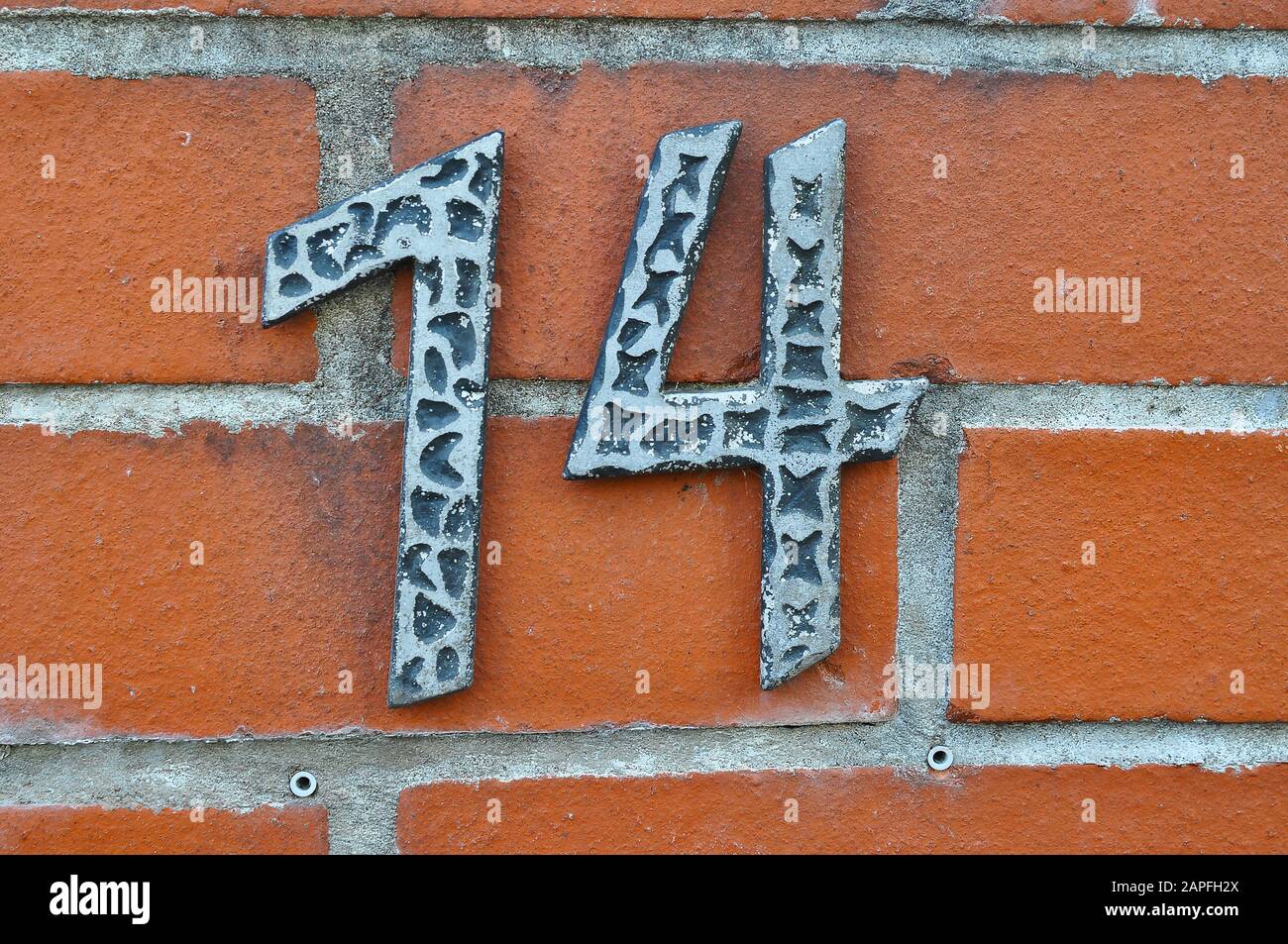 Eine Hausnummer Tafel, die die Nummer vierzehn (14) zeigt Stockfoto