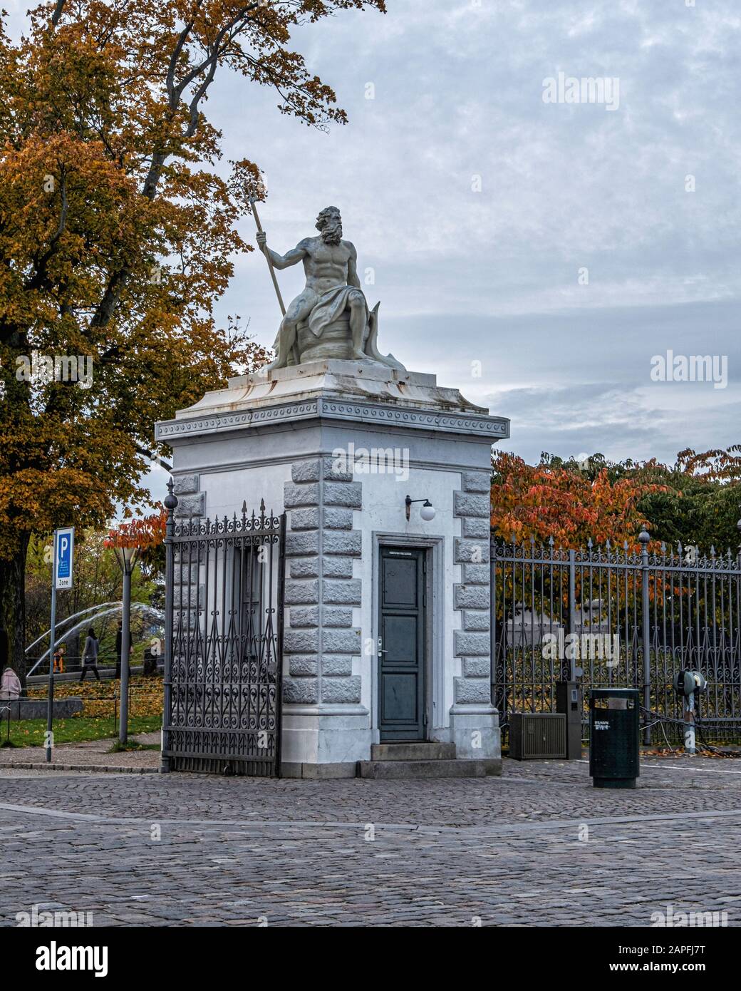 Das alte Freeport-Tor mit Wachhaus, das von zwei Zinkstatuen überragt wird, die Neptun im Nordre Toldbod darstellen. Kopenhagen, Dänemark Stockfoto