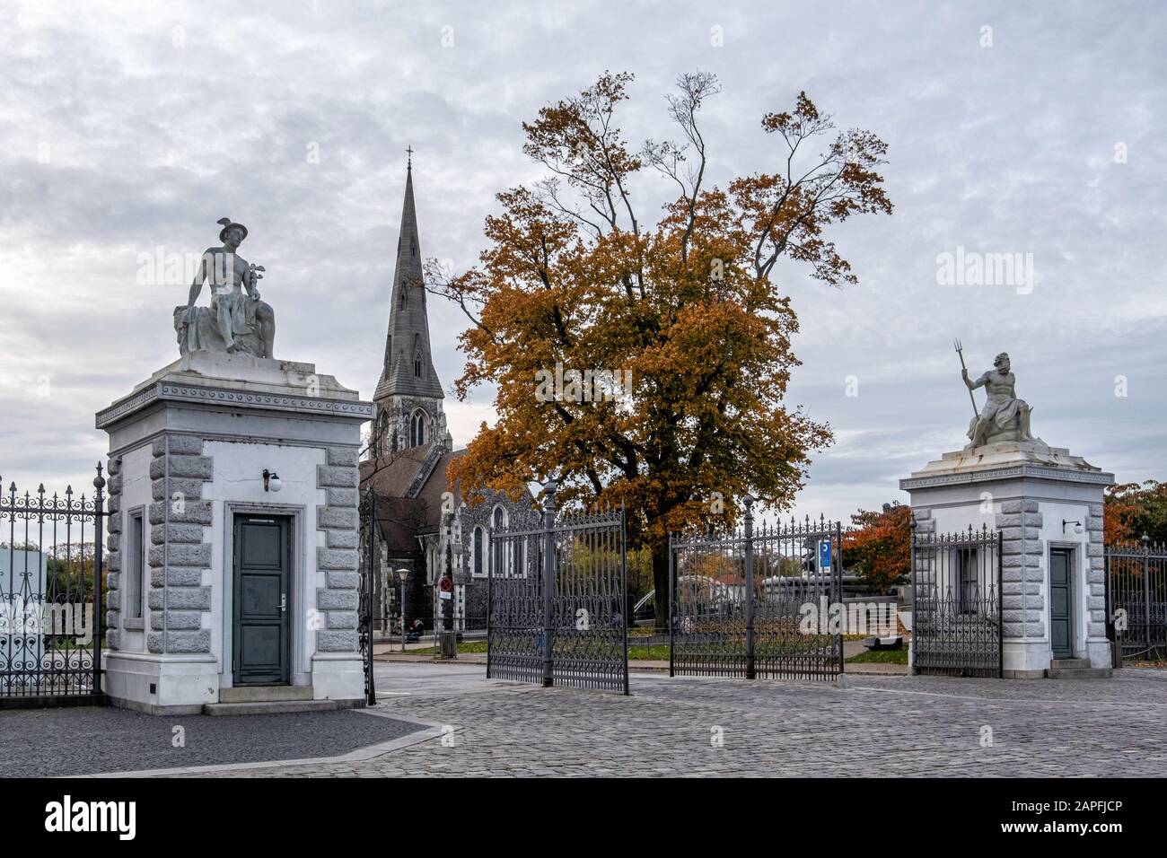 Das alte Freeport-Tor mit Wächterhäusern, die von zwei Zinkstatuen überragt werden, die Neptun und Merkur im Nordre Toldbod darstellen. Kopenhagen, Dänemark Stockfoto