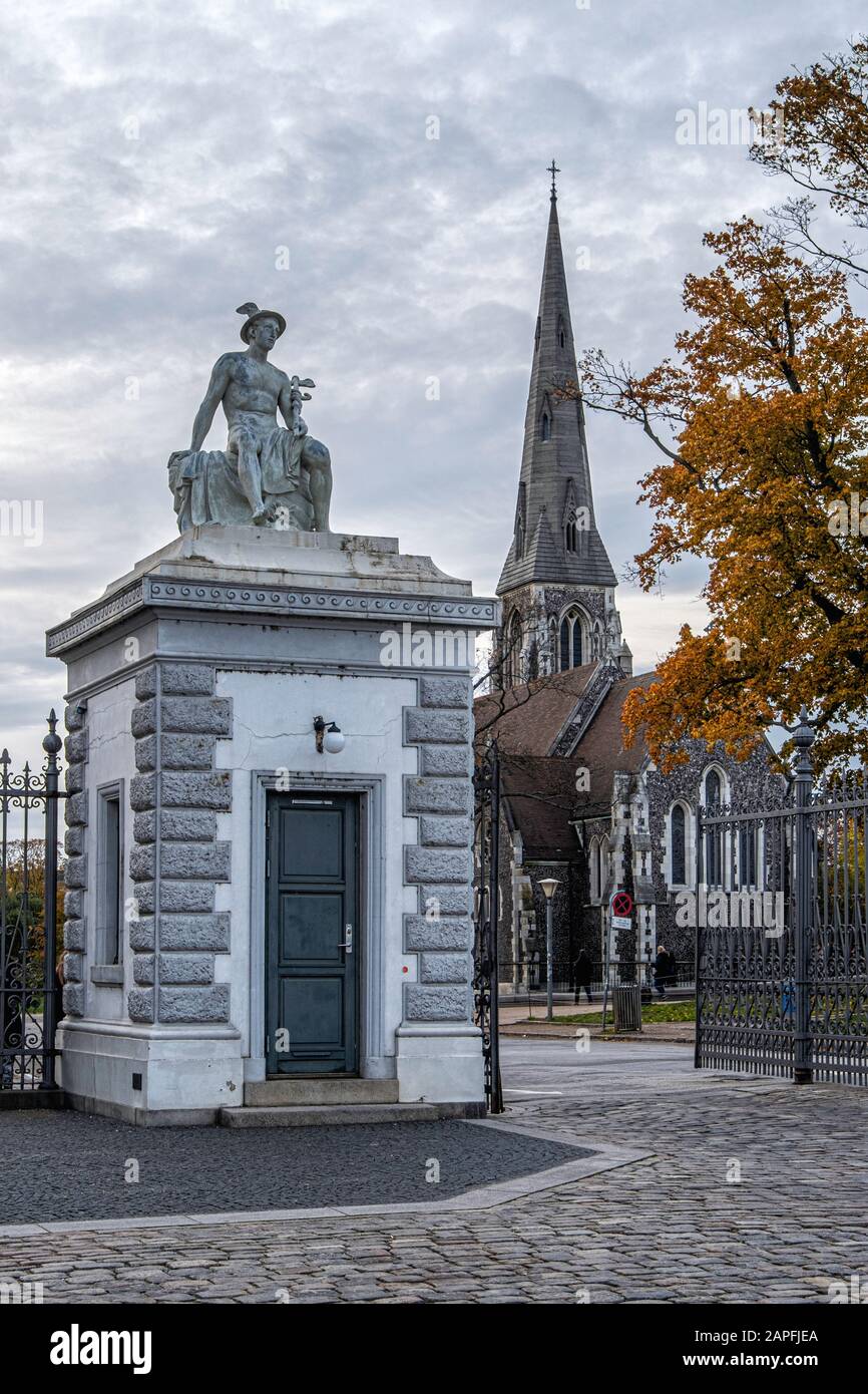 Das alte Freeport-Tor mit Wächterhäusern, die von zwei Zinkstatuen überragt werden, die Neptun und Merkur im Nordre Toldbod darstellen. Kopenhagen, Dänemark Stockfoto