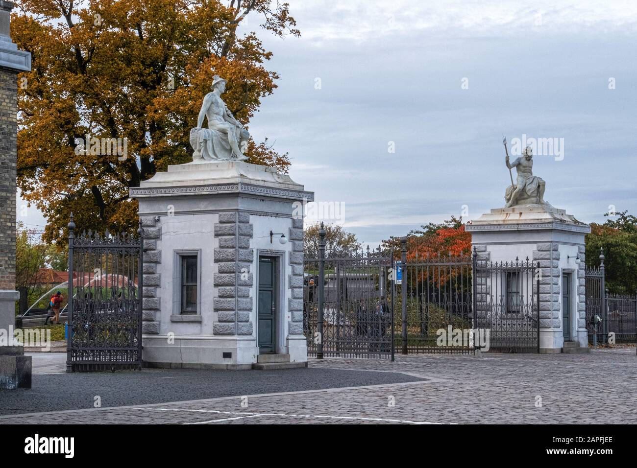 Das alte Freeport-Tor mit Wächterhäusern, die von zwei Zinkstatuen überragt werden, die Neptun und Merkur im Nordre Toldbod darstellen. Kopenhagen, Dänemark Stockfoto