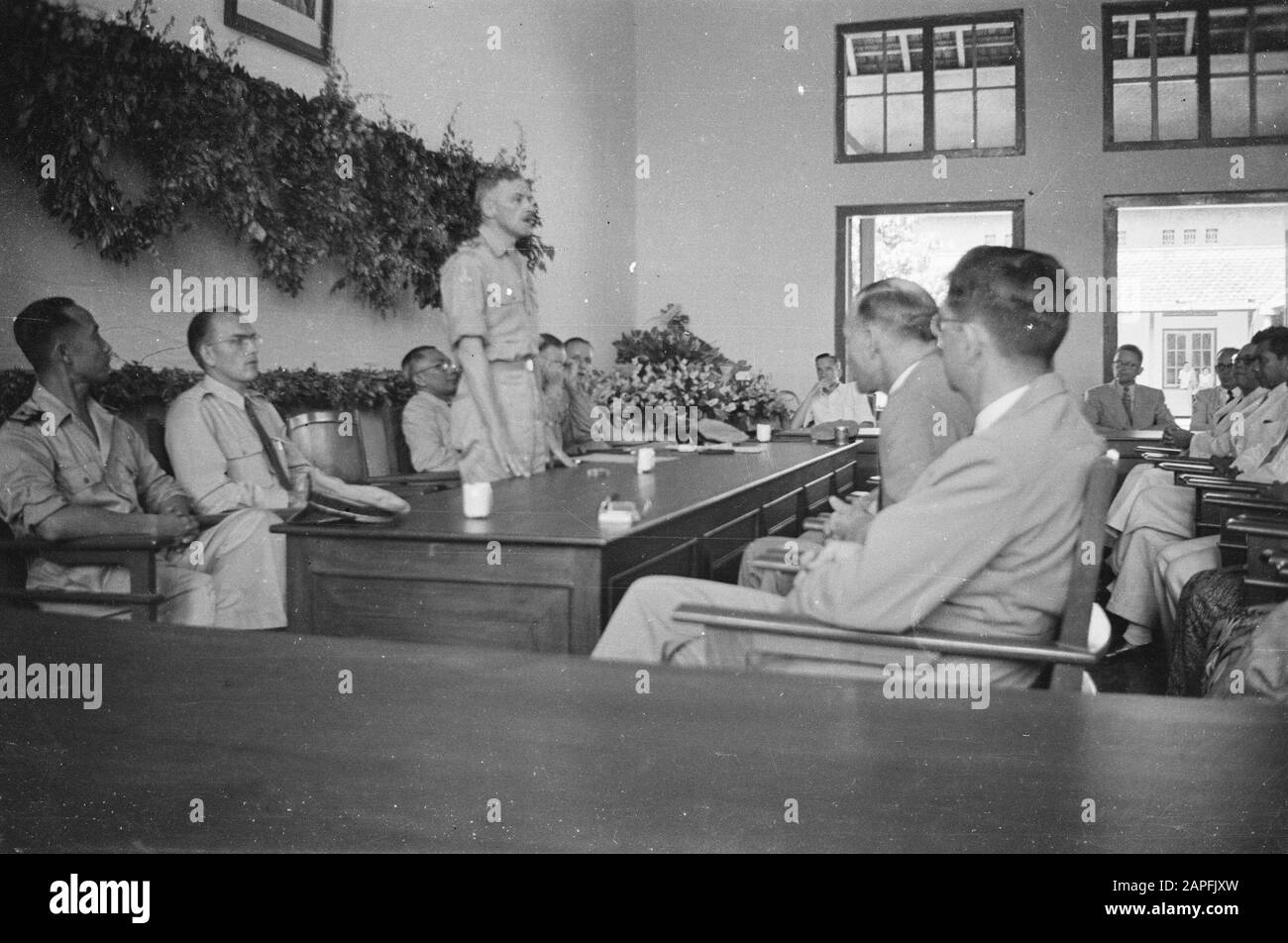 Installationsbürgermeister Outdoor Care Beschreibung: Outside Care: In herzlicher Hinsicht gründete das cdt. Der 1. Inf.Brigade Kol. A.A.J.J. Thomson wurde neuer Bürgermeister von Buitenzorg Mas Wisakosono Wirdjodihardjo, der bei einer kurzen Zeremonie bei der Wiederherstellung normaler Beziehungen auf Java installiert wurde. Datum: 6. August 1947 Ort: Bogor, Indonesien, Java, Niederländisch-Ostindien Stockfoto