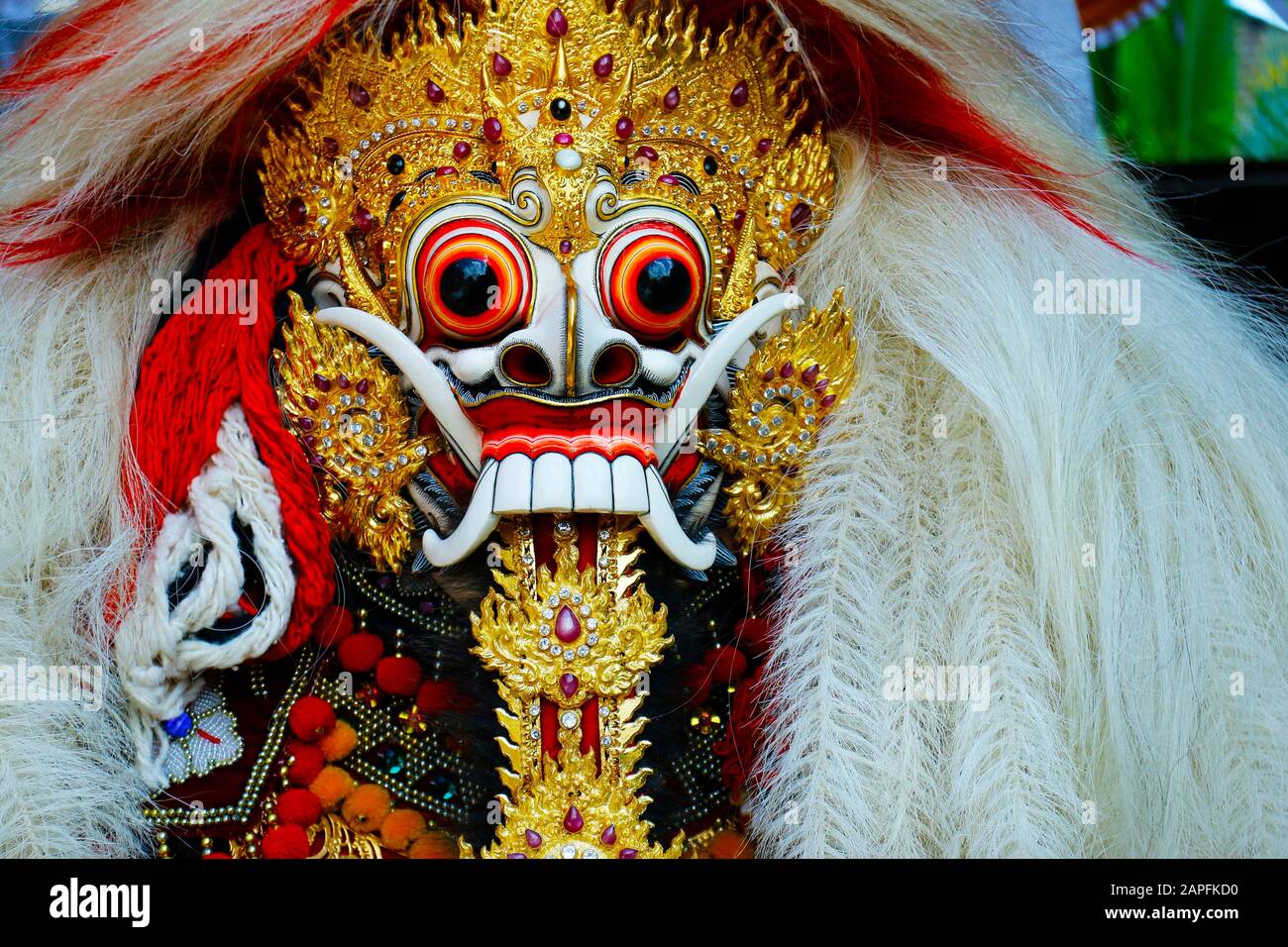 Aus Holz geschnitzte Maske von Barong, die für Feierlichkeiten im hindutempel in Balli-Indonesien verwendet wird Stockfoto