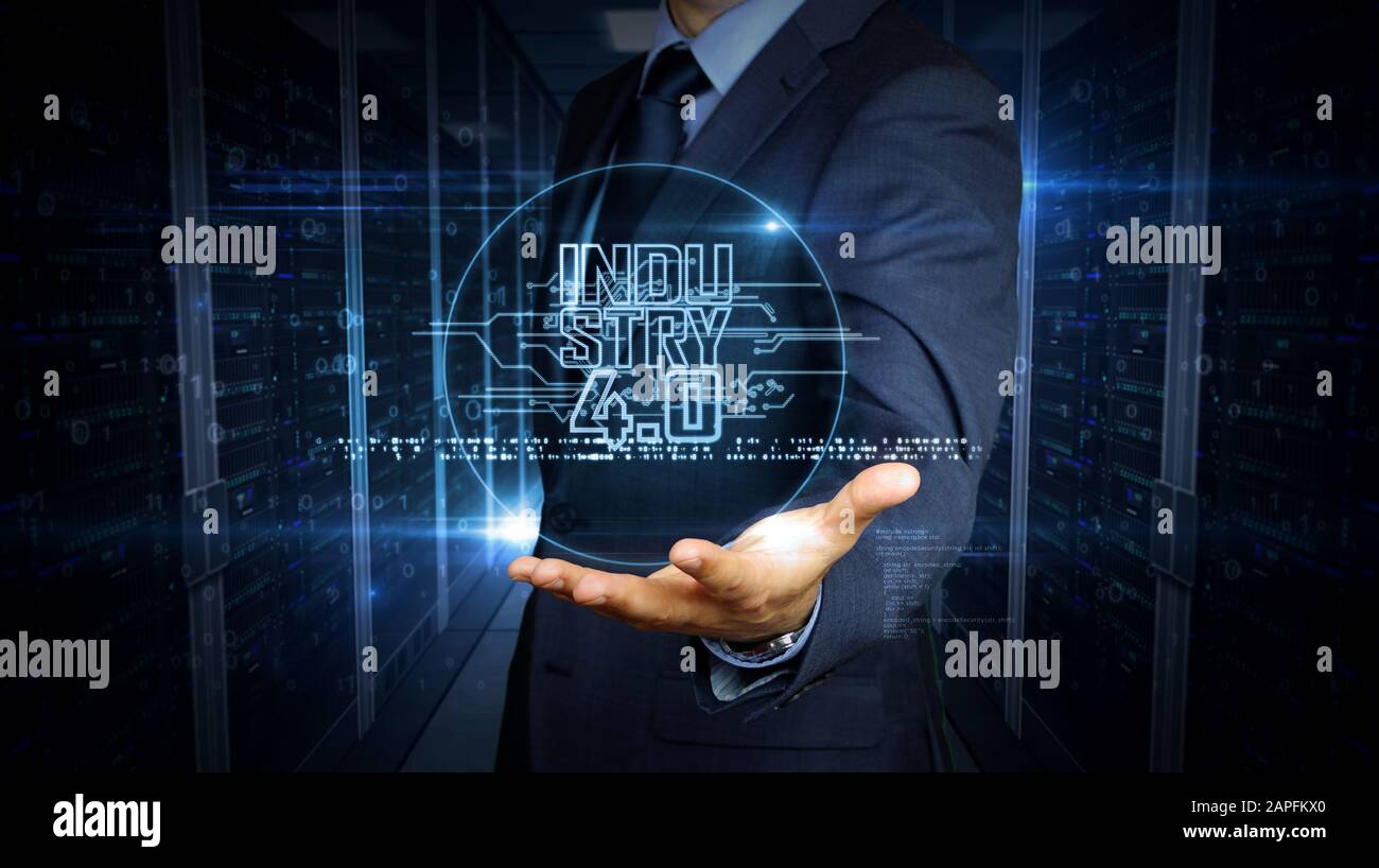 Mann mit einem Hologramm des Industrie-4,0-Symbols. Unternehmer und futuristisches Konzept der Innovation, Cyber-Technologie, ai, Business, digitale Technologie und Auto Stockfoto