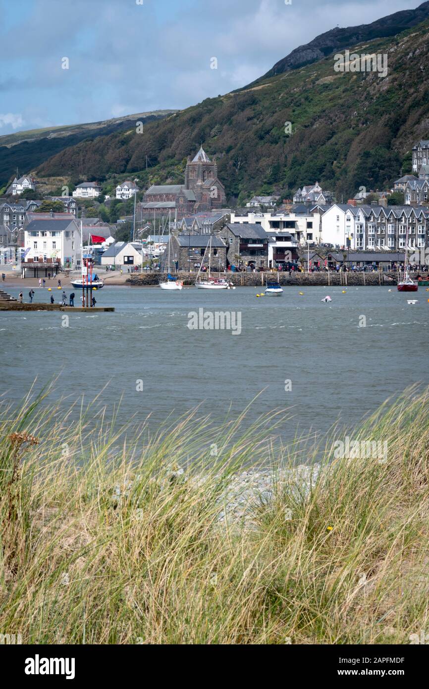 Stadt und Hafen von Barmouth mit Blick über die Einfahrt nach Afon Mawddach, Mawddach, von Fairbourne, Wales Stockfoto