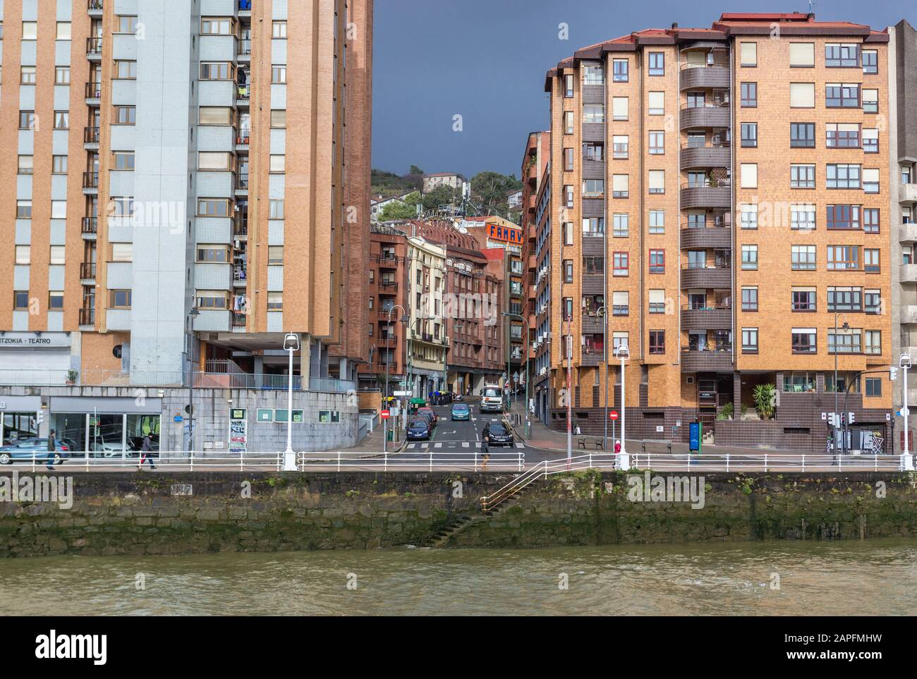 Wohnhäuser an der Flussufer der Bilbao Bank in Bilbao, der größten Stadt im Baskenland, Spanien Stockfoto