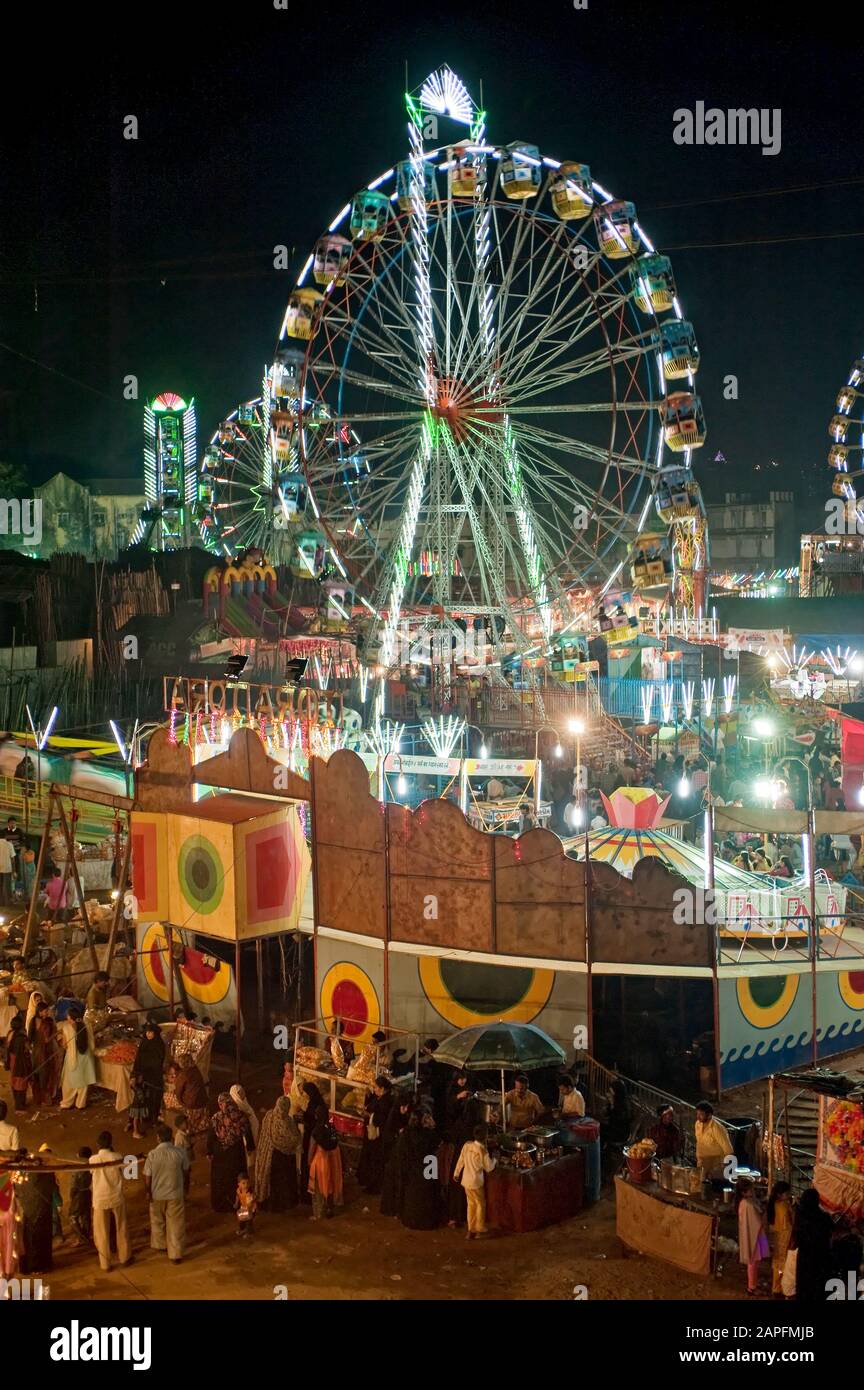 Festmesse und Blick auf gigantische Räder am Mahim Strand Stockfoto
