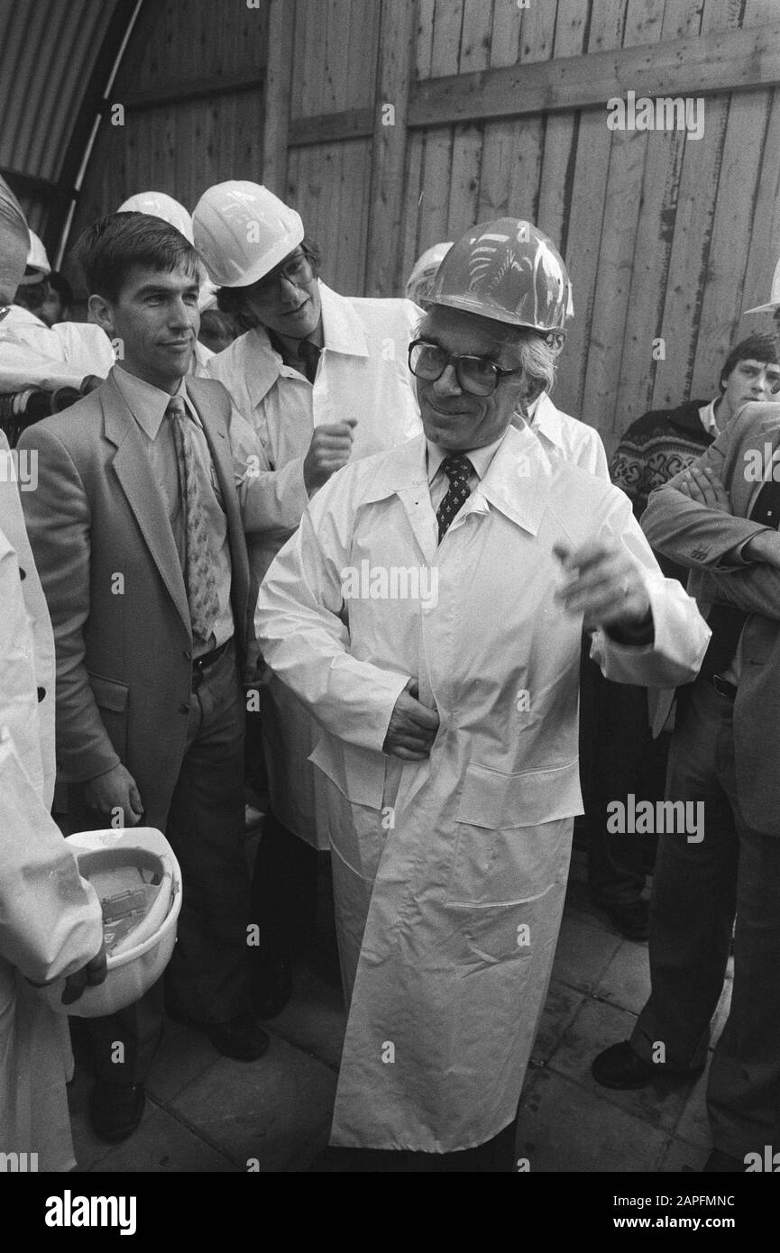 Bürgermeister Polak hat in Gaasperdam den ersten Pfosten für den zweiten Plan geschlagen: Gein 1 und 2 Beschreibung: Bürgermeister Polak bekommt Helm auf dem Kopf Datum: 9. Oktober 1981 Ort: Amsterdam, Noord-Holland Schlüsselwörter: Bauhelme, Bürgermeister persönlicher Name: Polak, Wim Stockfoto