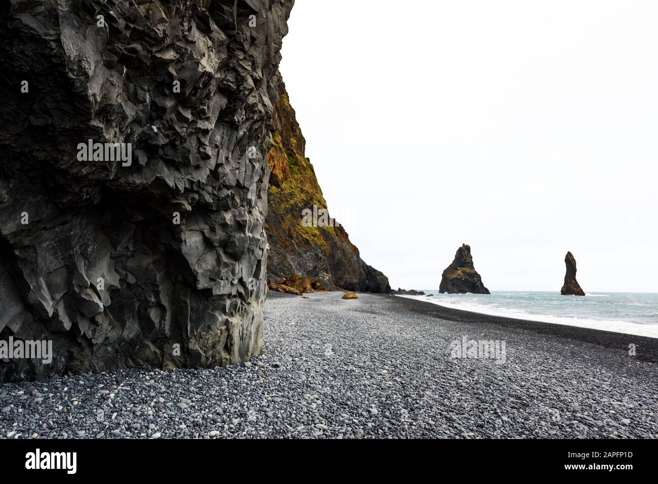 Basalt-Felsformationen Troll Toes am schwarzen Strand in der Nähe von Reynisdrangar, Vik, Island. Landschaftsfotografie Stockfoto