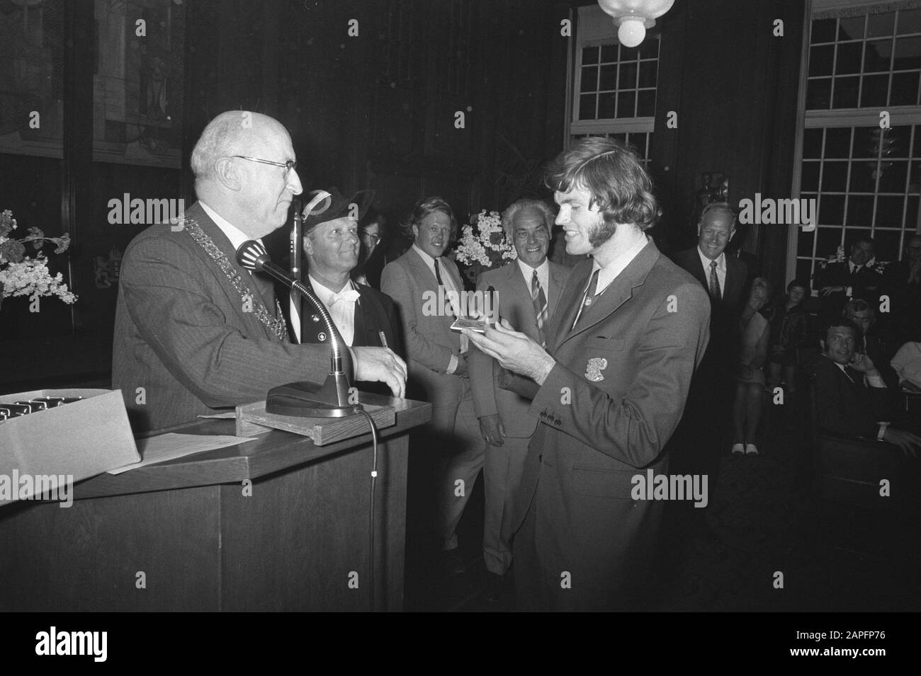 Bürgermeister Samkalden empfängt Ajax-Team im Rathaus, Amsterdam Beschreibung: Bürgermeister Samkalden übergibt ein Erinnerungsabzeichen Datum: 3. Juni 1971 Ort: Amsterdam, Noord-Holland Schlüsselwörter: Bürgermeister, Rathäuser, Token, Sport, Fußball, Fußballer persönlicher Name: Samkalden, Ivo Institutionenname: AJAX Stockfoto