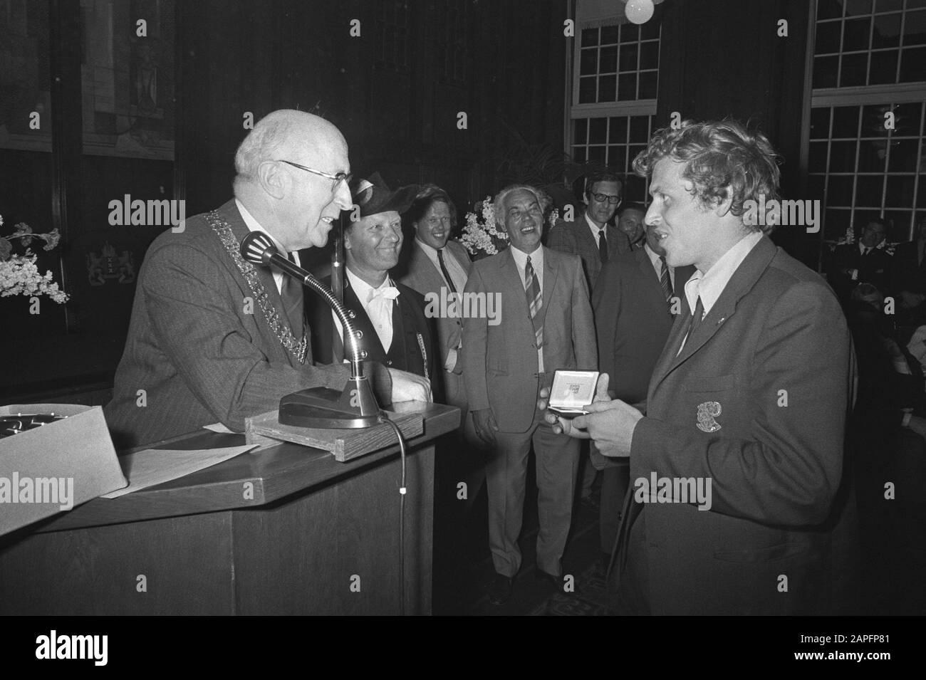 Bürgermeister Samkalden empfängt Ajax-Team im Rathaus, Amsterdam Beschreibung: Bürgermeister Samkalden übergibt ein Erinnerungsabzeichen Datum: 3. Juni 1971 Ort: Amsterdam, Noord-Holland Schlüsselwörter: Bürgermeister, Rathäuser, Token, Sport, Fußball, Fußballer persönlicher Name: Samkalden, Ivo Institutionenname: AJAX Stockfoto