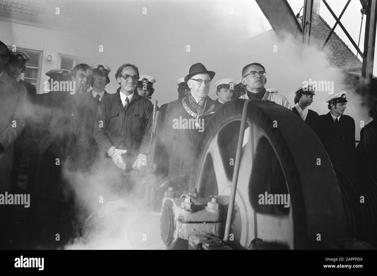 Bürgermeister Samkalden setzt historische Werft t Kromhout mit Dampfwinde in Gebrauch Datum: 17. Oktober 1973 Schlüsselwörter: Bürgermeister, Werften Personenname: Samkalden, Ivo Institutionenname: Kromhout Stockfoto