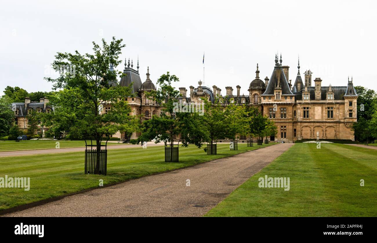 Dramatischer Blick auf Waddesdon Manor, ehemaliger Wohnort von Ferdinand Rothschild. Makelloser Vorrasen und von Bäumen gesäumte Eingangswege. Keine Leute. GROSSBRITANNIEN. Stockfoto