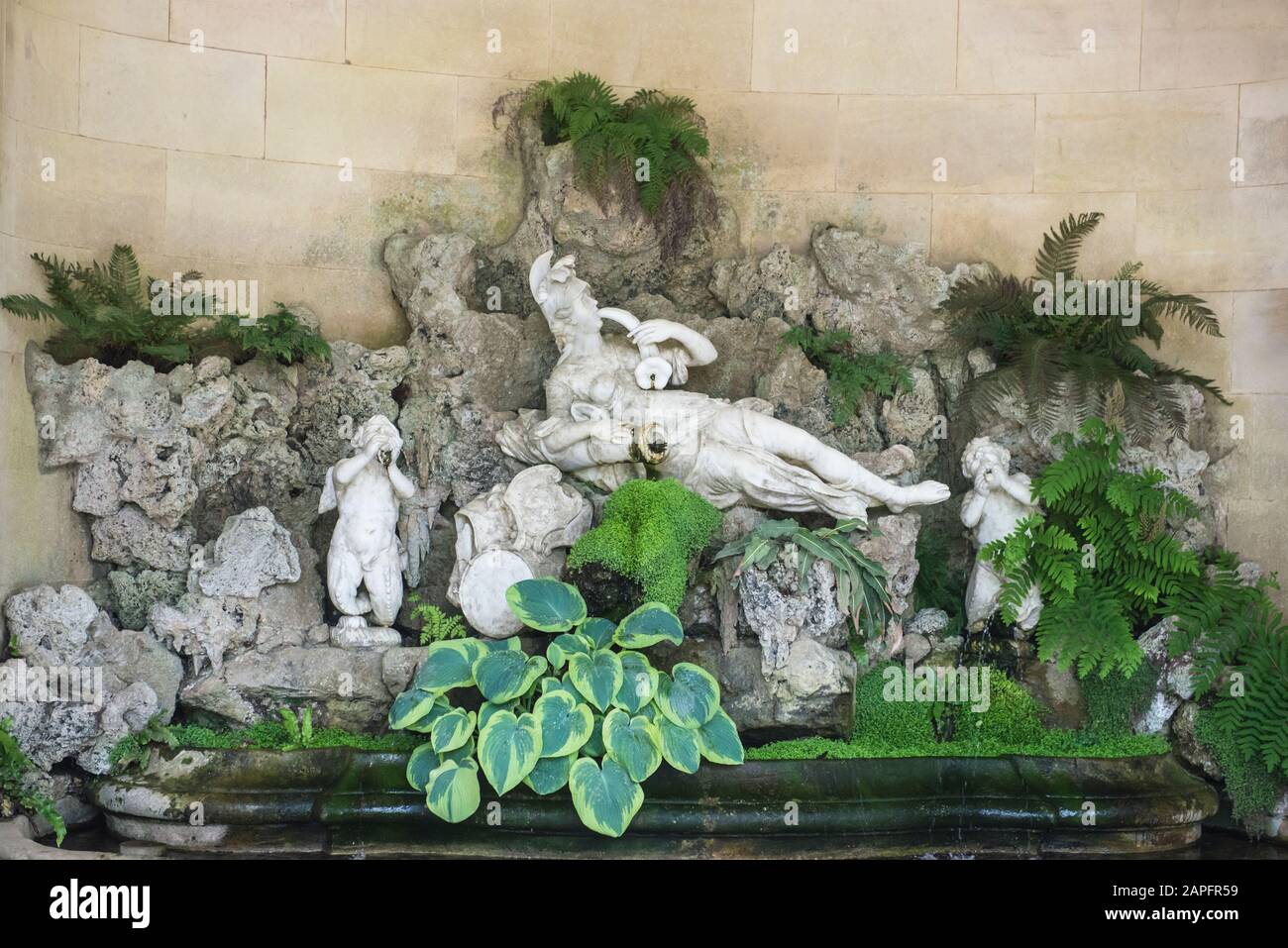 Brunnen von Minerva, Aviary Grotte, Waddesdon Manor. Harpham, Bauherr in London. Die Kriegsgottheit wirft eine Trompetenblume auf die Lippen. Zurückklatschen auf dem Waffenfass. Stockfoto