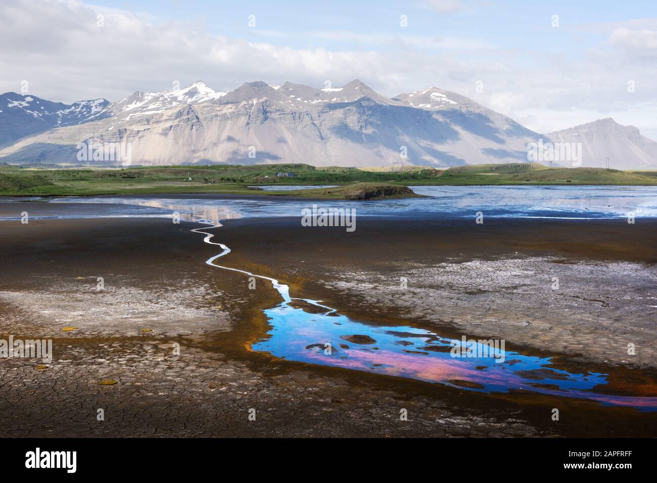 Typisch isländische Landschaft mit Fluss- und Schneebergen. Landschaftsfotografie Stockfoto
