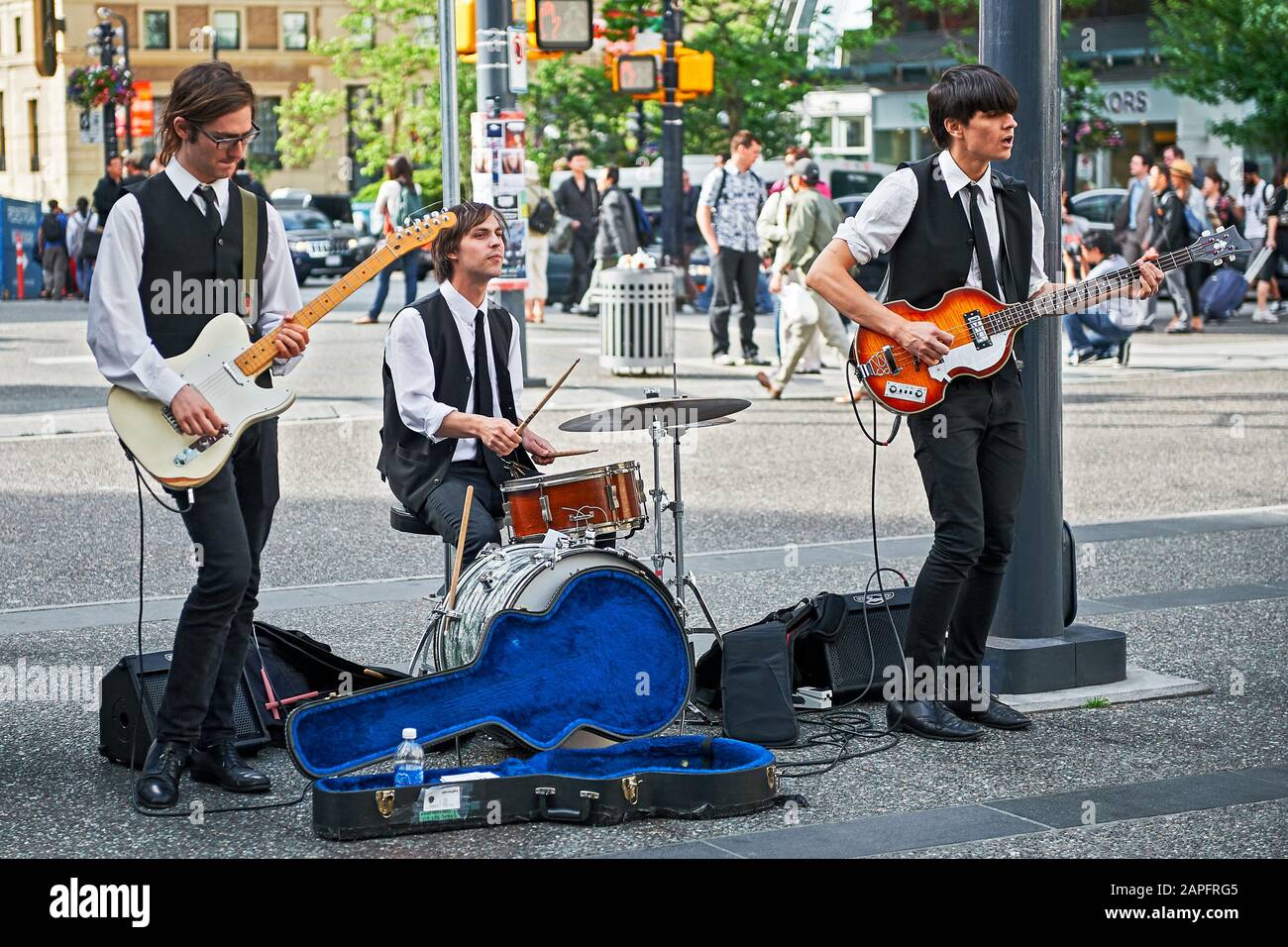 Vancouver, B.C., Kanada: Drei Beatles-Erweckungsmusiker, die offen in der Innenstadt auftreten, um ihr Budget zu verbessern Stockfoto