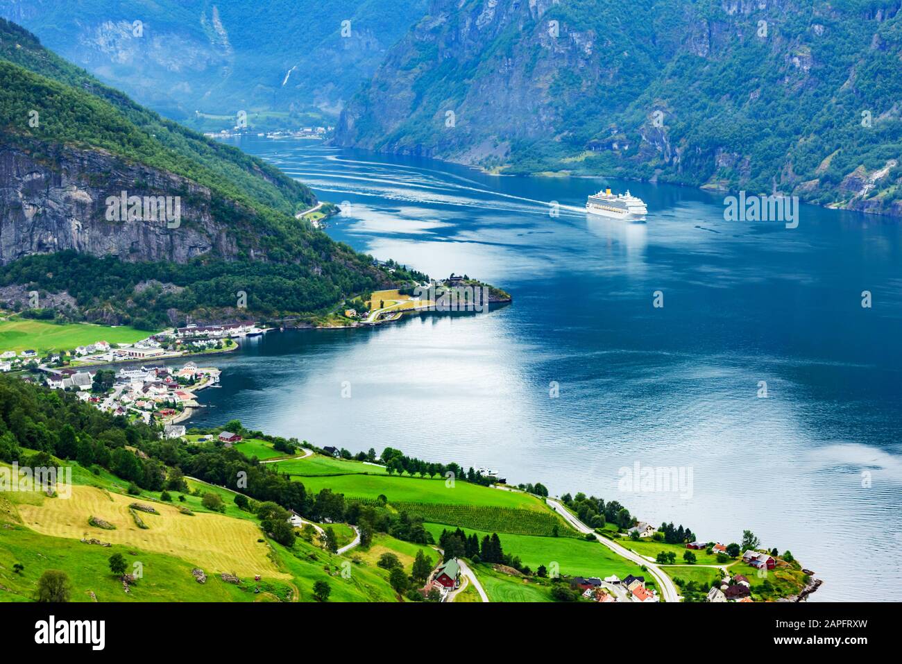 Atemberaubender Blick auf den Sunnylvsfjord-Fjord und das Kreuzfahrtschiff, in der Nähe des Dorfes Geiranger im Westen Norwegens. Landschaftsfotografie Stockfoto