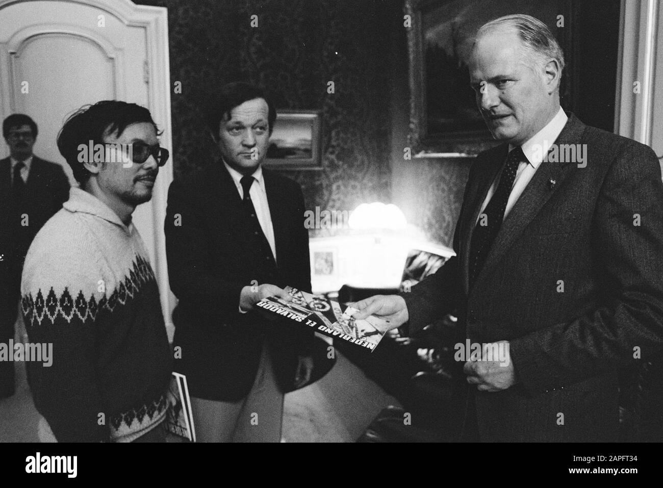Angebot des Schwarzbuchs von El Salvador an Staatssekretär Van Eekelen (Auswärtiges Amt) (r) von Prof. Theo van Boven (m) und Wim Pelupessy (Komitee von El Salvador) Beschreibung: Bürgerkriege, Veröffentlichungen, internationale Beziehungen, Pelupessy, Wim, Eekelen, W.F. van Datum: 22. März 1983 Stichwörter: Bürgerkriege, internationale Beziehungen, Veröffentlichungen persönlicher Name: Boven, Theo van, Eekelen, W.F. van, Pelupessy, Wim Stockfoto