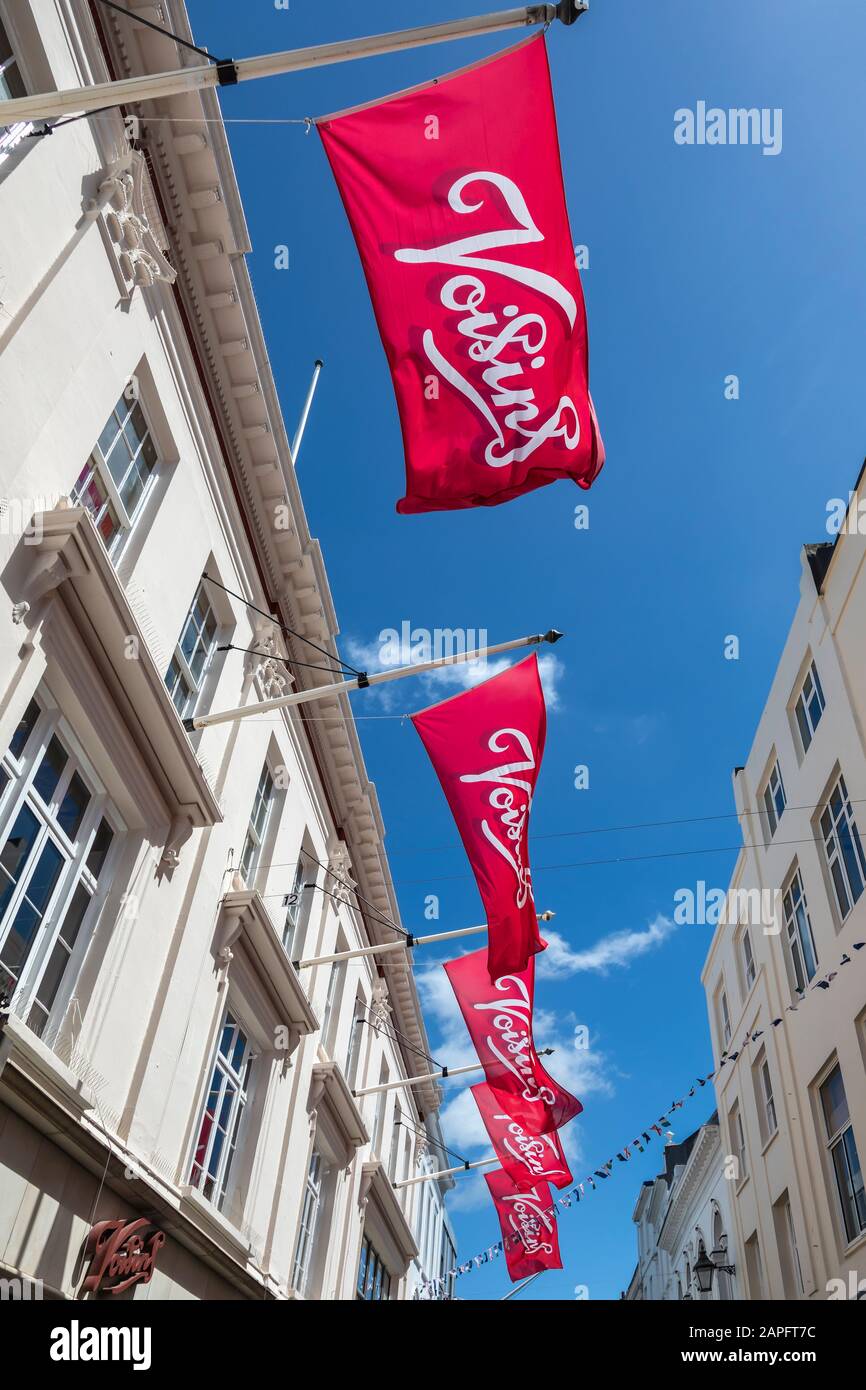 JESRSEY, CHANNEL ISLANDS - 08. JUNI 2019: Bannerschilder über dem Kaufhaus Voisins in der King Street, Saint Helier Stockfoto