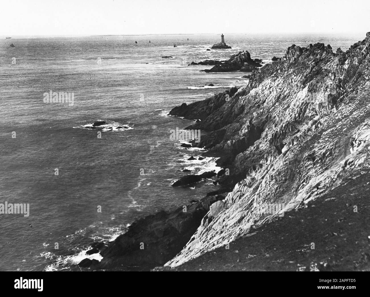 Reifen aus Granit und harten Quarziten, die mit weicheren Schisten durchsetzt sind Datum: Undatierter Ort: Pointe Du Raz Schlüsselwörter: Geologie Stockfoto